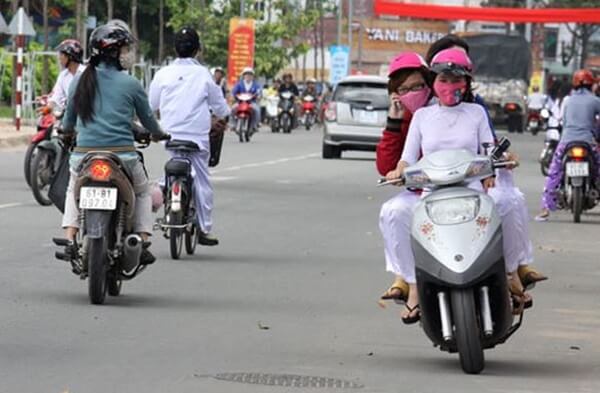 Điều khiển xe máy đi ngược chiều
